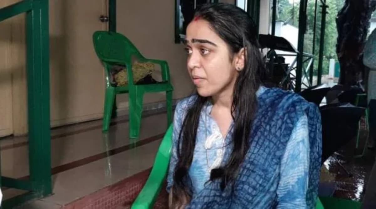बिहार: तेज प्रताप की पत्नी ऐश्वर्या ने पति, सास और ननद पर लगाया प्रताड़ना का आरोप, मामला दर्ज बिहार: तेज प्रताप की पत्नी ऐश्वर्या ने पति, सास और ननद पर लगाया प्रताड़ना का आरोप, मामला दर्ज