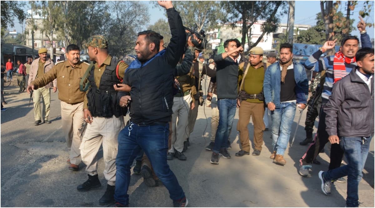 नागरिकता संशोधन बिल के खिलाफ पूर्वोत्तर राज्यों में आंदोलन तेज, जनजीवन प्रभावित नागरिकता संशोधन बिल के खिलाफ पूर्वोत्तर राज्यों में आंदोलन तेज, जनजीवन प्रभावित