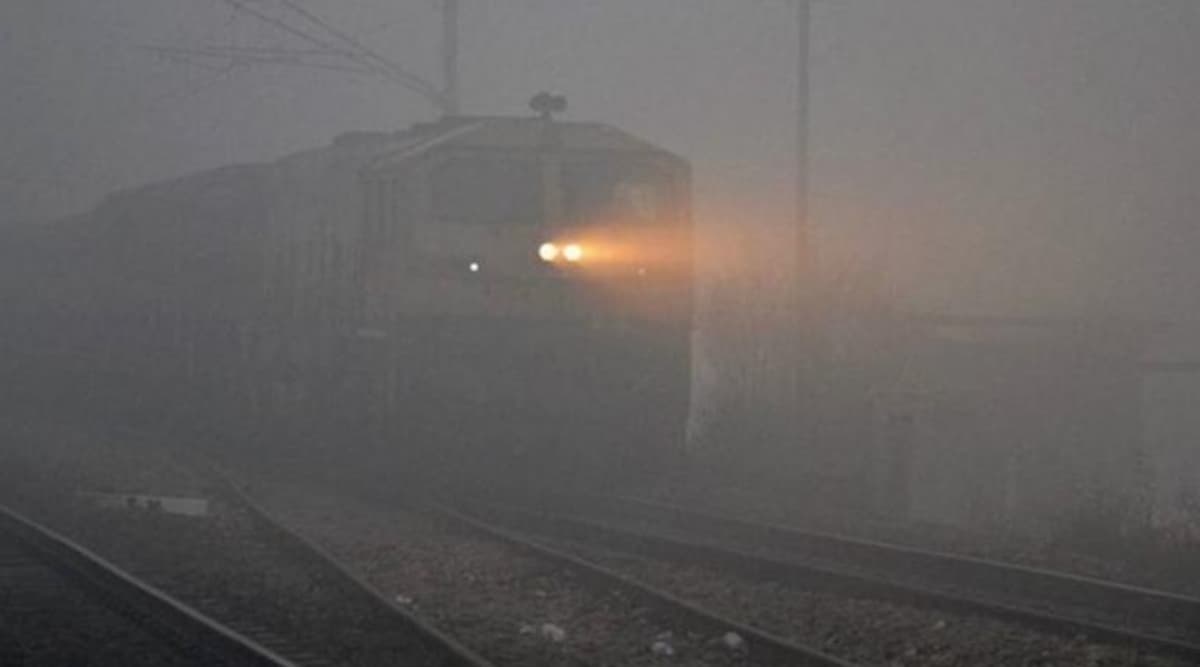 दिल्ली में घने कोहरे के कारण 100 ट्रेनें देरी से, हवा की गुणवत्ता 'गंभीर' श्रेणी में दर्ज