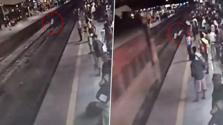 ठाणे: शख्स कर रहा था रेलवे ट्रैक पार, आरपीएफ जवान ने बचाने के लिए जोखिम में डाली अपनी जान, देखें वीडियो