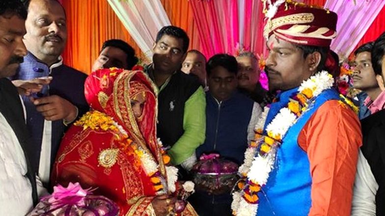 उत्तर प्रदेश: अपने शादी समारोह में दूल्हा दुल्हन ने एक दूसरे को पहनाई प्याज और लहसुन की वरमाला