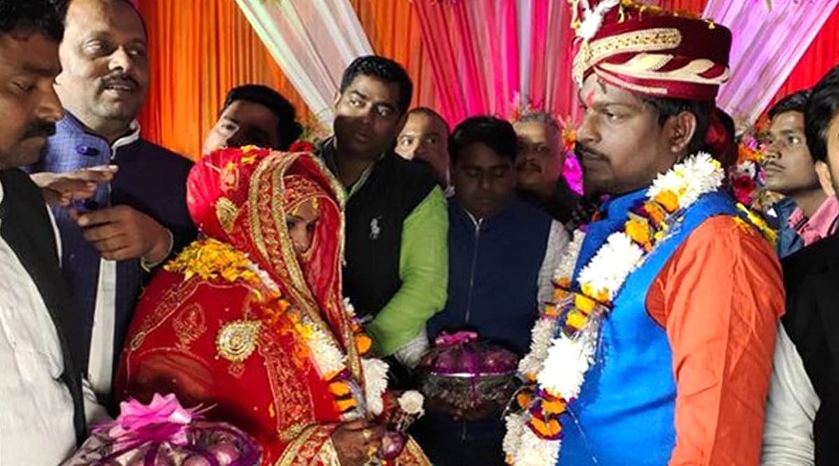 उत्तर प्रदेश: अपने शादी समारोह में दूल्हा दुल्हन ने एक दूसरे को पहनाई प्याज और लहसुन की वरमाला