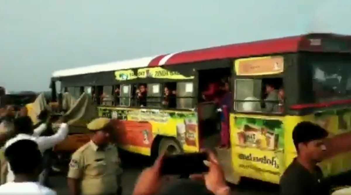 हैदराबाद गैंगरेप आरोपियों के एनकाउंटर के बाद स्कूल छात्राओं ने मनाई खुशी, लोगों ने पुलिस पर बरसाए फूल, देखें वीडियो हैदराबाद गैंगरेप आरोपियों के एनकाउंटर के बाद स्कूल छात्राओं ने मनाई खुशी, लोगों ने पुलिस पर बरसाए फूल, देखें वीडियो