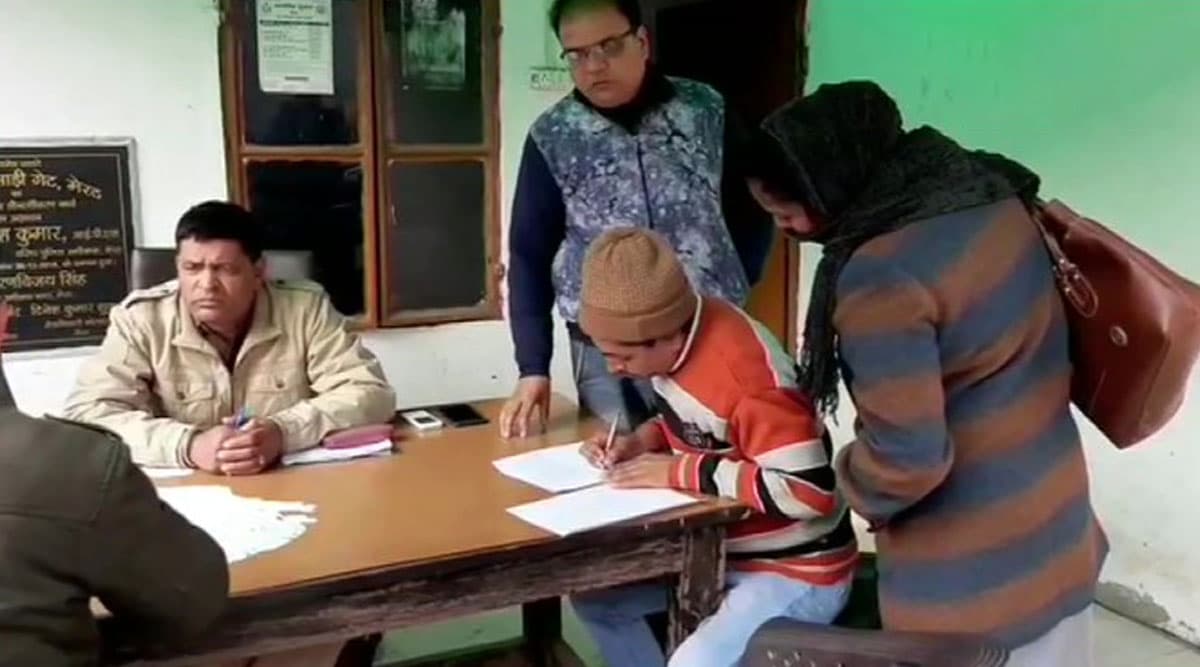 उत्तर प्रदेश: मेरठ में पोलियो टीम को NPR सर्वे करने वाले समझकर बनाया बंधक और की पिटाई- पुलिस ने दर्ज किया मामला उत्तर प्रदेश: मेरठ में पोलियो टीम को NPR सर्वे करने वाले समझकर बनाया बंधक और की पिटाई- पुलिस ने दर्ज किया मामला