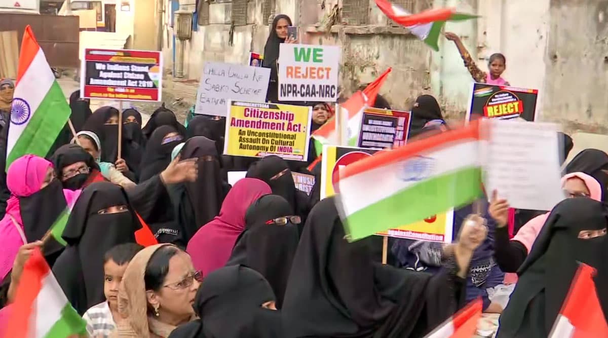 CAA Protest: दिल्ली के शाहीन बाग की तर्ज पर मुंबई में शुरू हुआ प्रदर्शन, सड़कों पर डटी हैं महिलाएं CAA Protest: दिल्ली के शाहीन बाग की तर्ज पर मुंबई में शुरू हुआ प्रदर्शन, सड़कों पर डटी हैं महिलाएं