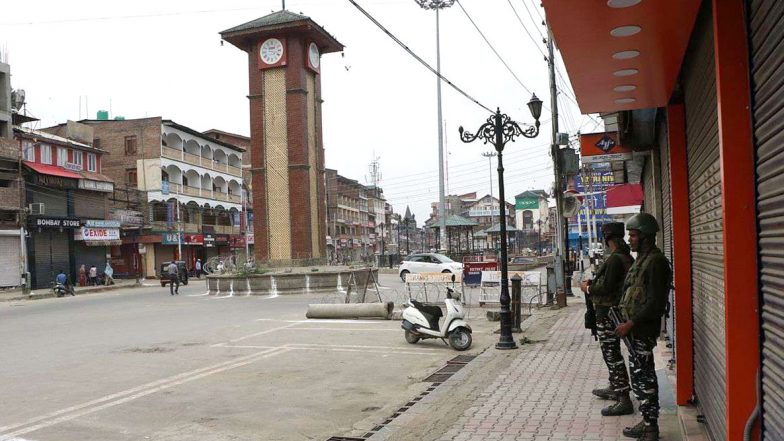 नए साल पर कश्मीर को सरकार का तोहफा, आधी रात से SMS सुविधा बहाल-  स्कूल, कॉलेज और अस्पतालों में इंटरनेट सेवा भी शुरू