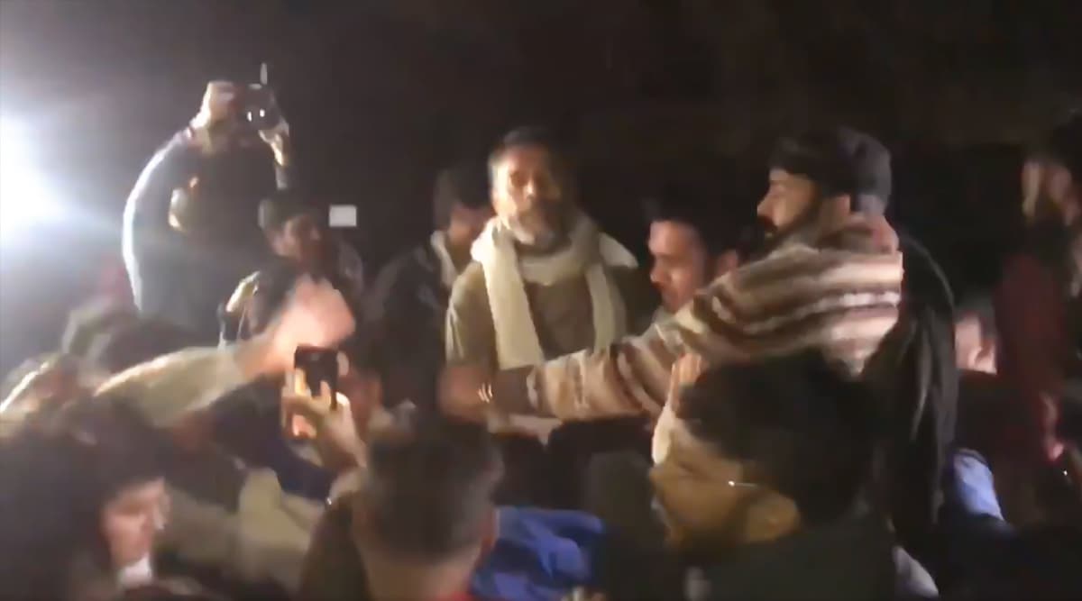 JNU हिंसा: स्वराज इंडिया पार्टी के संस्थापक योगेंद्र यादव का आरोप, जेएनयू छात्रों से मिलने के दौरान तीन बार हमला- मुंह पर मारी लात JNU हिंसा: स्वराज इंडिया पार्टी के संस्थापक योगेंद्र यादव का आरोप, जेएनयू छात्रों से मिलने के दौरान तीन बार हमला- मुंह पर मारी लात