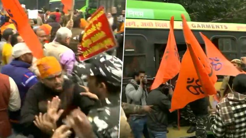 पाकिस्तान में ननकाना साहिब गुरूद्वारे पर हुए हमले को लेकर आक्रामक हुआ बजरंग दल, दिल्ली में किया विरोध प्रदर्शन, पुलिस ने हिरासत में लिया