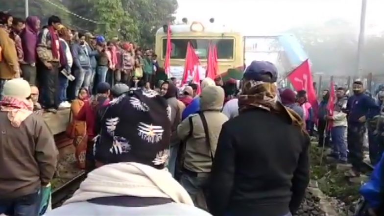 Bharat Bandh: ट्रेड यूनियनों का भारत बंद आज, प्रदर्शनकारियों ने पश्चिम बंगाल में कई जगह रोकीं ट्रेनें