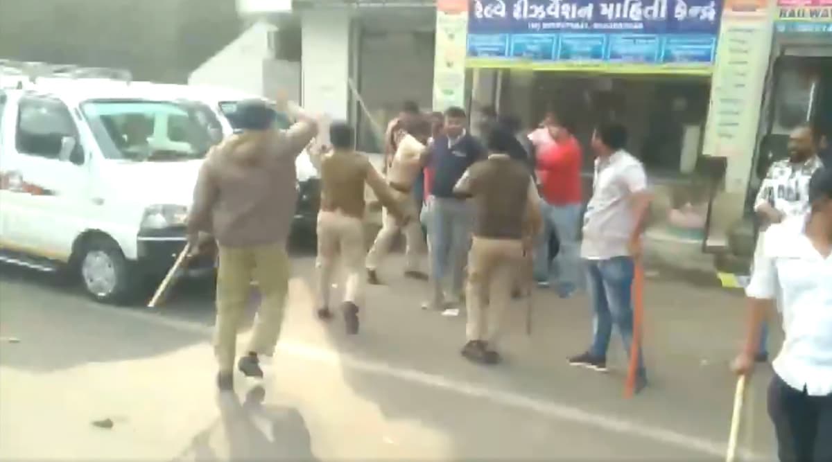 JNU हिंसा की आग अहमदाबाद पहुंची, ABVP-NSUI कार्यकर्ताओं ने बीच सड़क पर जमकर मारपीट- देखें VIDEO JNU हिंसा की आग अहमदाबाद पहुंची, ABVP-NSUI कार्यकर्ताओं ने बीच सड़क पर जमकर मारपीट- देखें VIDEO
