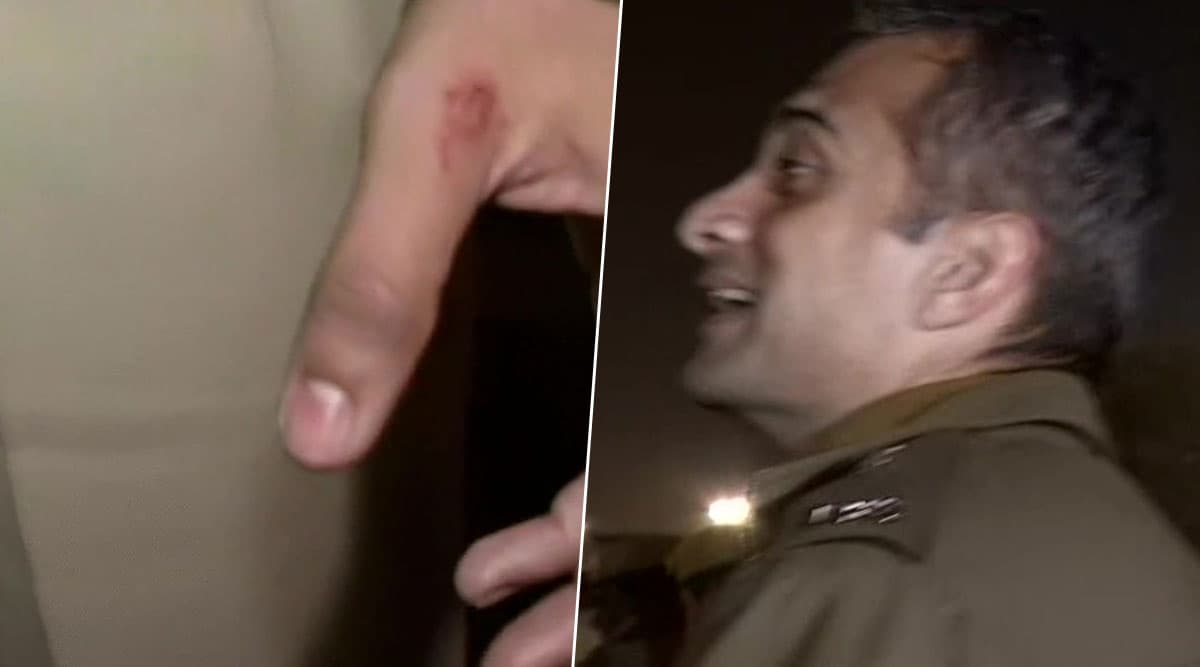 JNU हिंसा: संसद की ओर बढ़ रहे प्रदर्शनकारियों को रोकने के दौरान दक्षिण पश्चिम के एडिशनल डीसीपी हुए घायल JNU हिंसा: संसद की ओर बढ़ रहे प्रदर्शनकारियों को रोकने के दौरान दक्षिण पश्चिम के एडिशनल डीसीपी हुए घायल