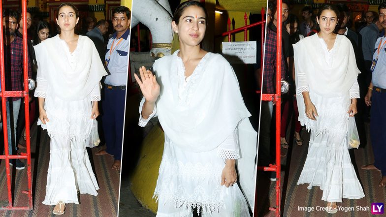 सारा अली खान पहुंची शनि मंदिर, मॉम अमृता सिंह के साथ मिलकर की पूजा, देखें Photos