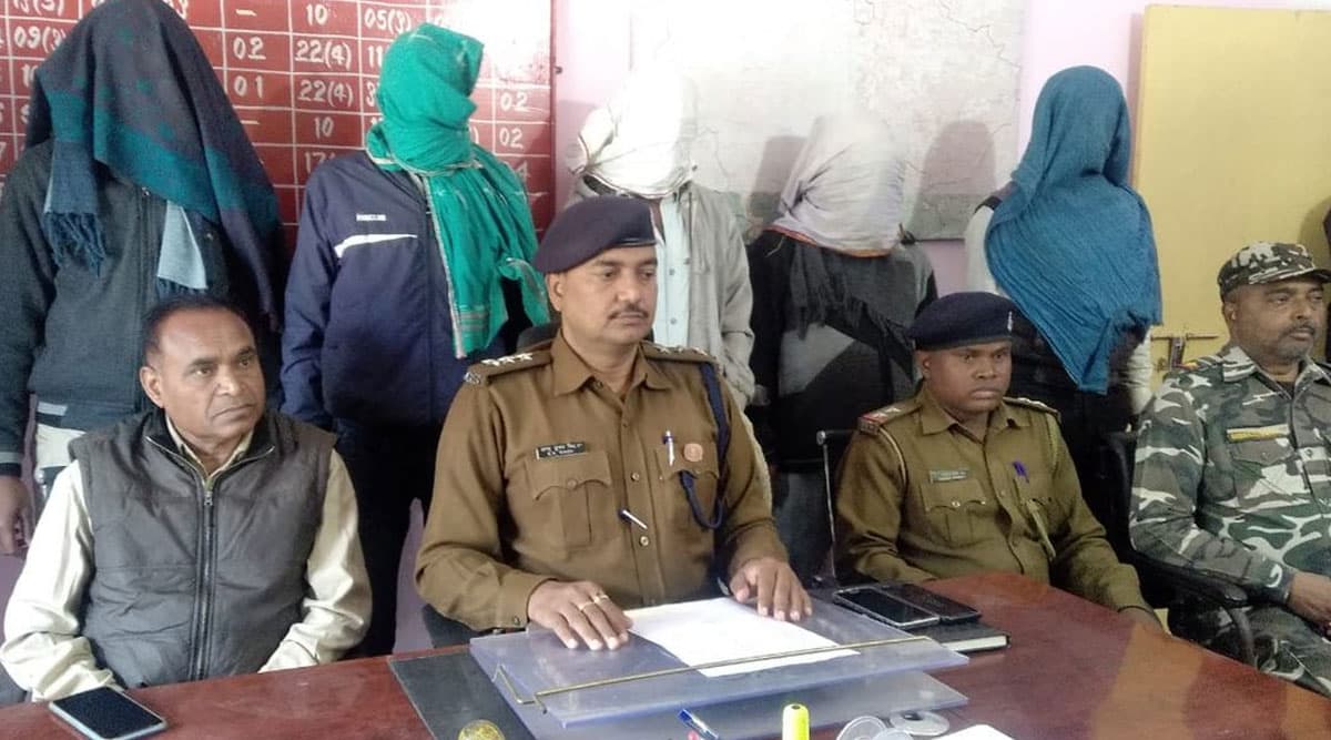 झारखंड: पुलिस के हाथ लगी बड़ी सफलता, पलामू जिले से 5 नक्सलियों को किया गिरफ्तार झारखंड: पुलिस के हाथ लगी बड़ी सफलता, पलामू जिले से 5 नक्सलियों को किया गिरफ्तार