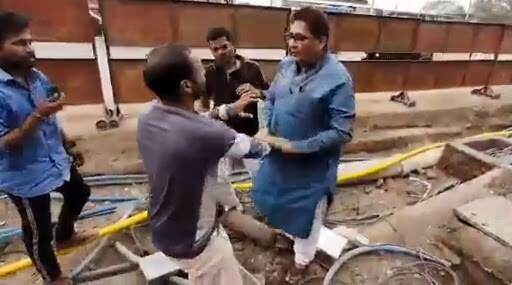 महाराष्ट्र सरकार में मंत्री नवाब मलिक के भाई कप्तान ने मजदूरों को पीटा, वीडियो वायरल महाराष्ट्र सरकार में मंत्री नवाब मलिक के भाई कप्तान ने मजदूरों को पीटा, वीडियो वायरल