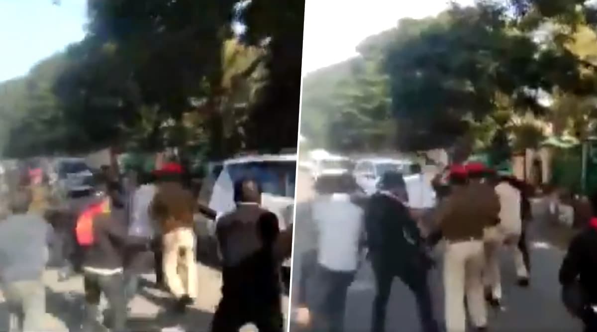 असम के सीएम सर्बानंद सोनोवाल के काफिले को AASU के सदस्यों ने दिखाए काले झंडे, वायरल हुआ Video असम के सीएम सर्बानंद सोनोवाल के काफिले को AASU के सदस्यों ने दिखाए काले झंडे, वायरल हुआ Video