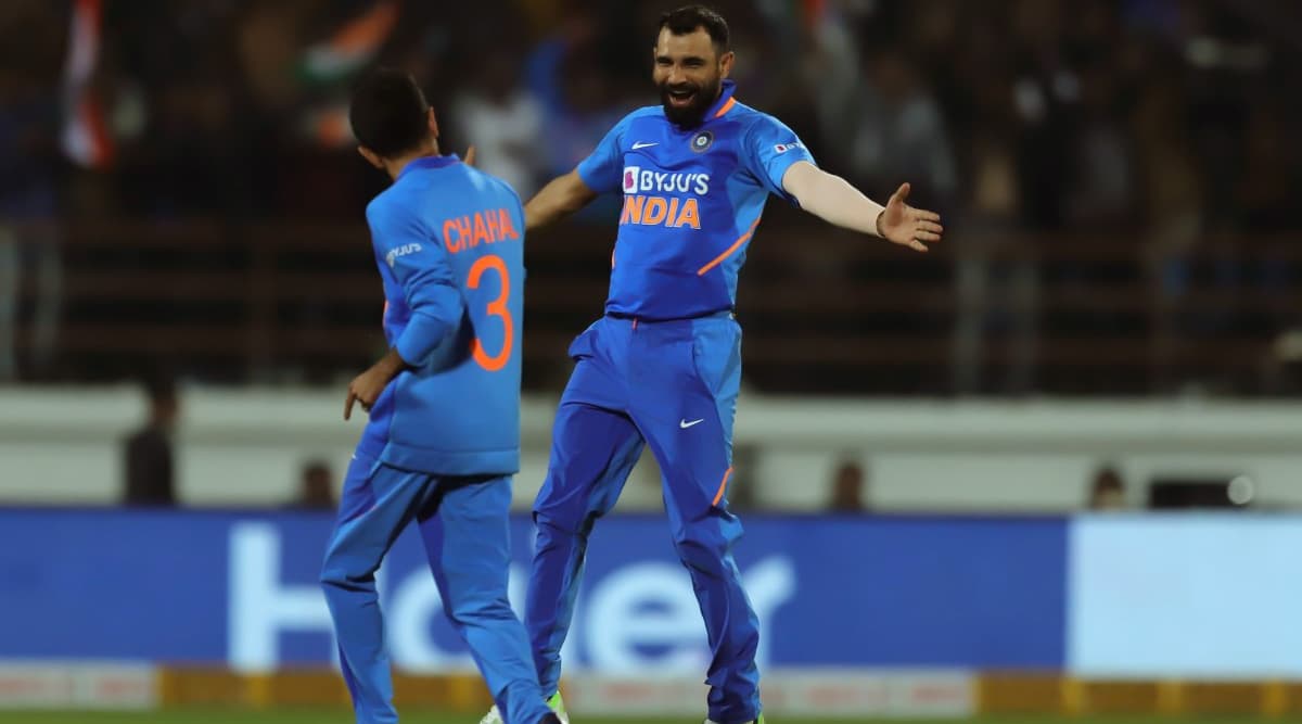 Ind vs Aus 2nd ODI 2020: राजकोट में बल्लेबाजों के बाद गेंदबाजों ने किया कमाल, भारत ने ऑस्ट्रेलिया को 36 रनों से हराया Ind vs Aus 2nd ODI 2020: राजकोट में बल्लेबाजों के बाद गेंदबाजों ने किया कमाल, भारत ने ऑस्ट्रेलिया को 36 रनों से हराया
