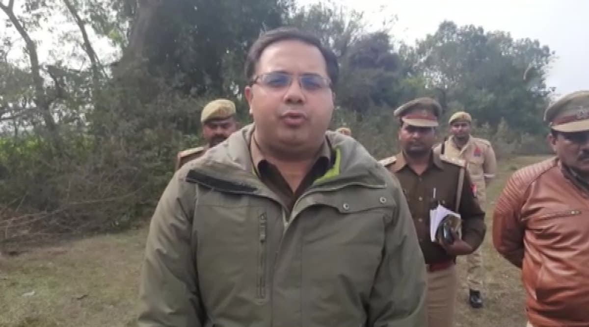 उत्तर प्रदेश: बहराइच में युवती का निर्वस्त्र शव मिला, तेजाब डाला चेहरा जलाया फिर हत्या कर फेंका उत्तर प्रदेश: बहराइच में युवती का निर्वस्त्र शव मिला, तेजाब डाला चेहरा जलाया फिर हत्या कर फेंका