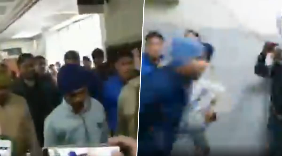 दिल्ली के गुड़िया गैंगरेप केस में मनोज शाह और प्रदीप दोषी करार, फिर भी अकड़ नहीं हुई कम- कोर्ट परिसर में पत्रकार को मारा थप्पड़ दिल्ली के गुड़िया गैंगरेप केस में मनोज शाह और प्रदीप दोषी करार, फिर भी अकड़ नहीं हुई कम- कोर्ट परिसर में पत्रकार को मारा थप्पड़