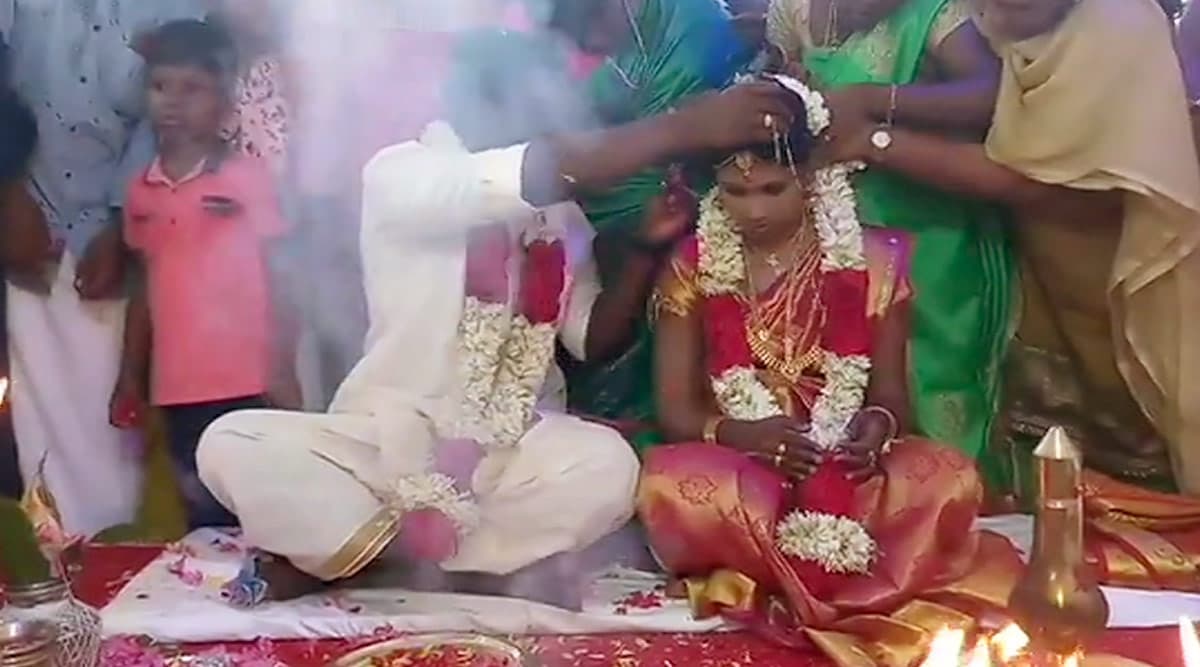 केरल की मस्जिद में हिंदू लड़की की हुई शादी, एकता की दिल छू लेने वाली मिसाल पर CM पिनराई ने कही ये बात केरल की मस्जिद में हिंदू लड़की की हुई शादी, एकता की दिल छू लेने वाली मिसाल पर CM पिनराई ने कही ये बात