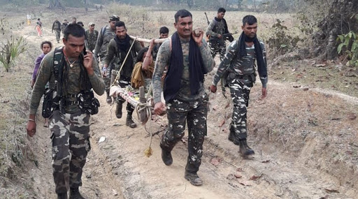 छत्तीसगढ़: गर्भवती महिला के लिए CRPF के जवान 'बने मसीहा', कंधे पर लादकर 6 किलोमीटर चलकर अस्पताल पहुंचाने में की मदद