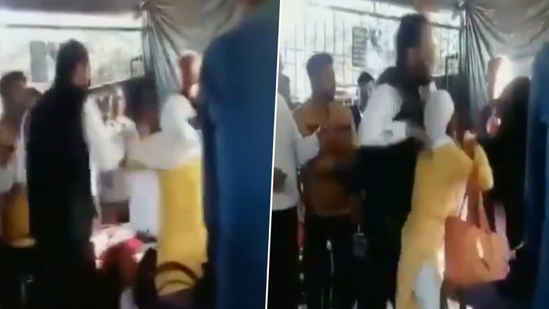 मध्यप्रदेश: सतना कोर्ट में वकील और महिलाओं के बीच हुई जमकर लड़ाई, वीडियो आया सामने