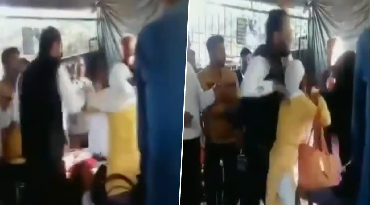 मध्यप्रदेश: सतना कोर्ट में वकील और महिलाओं के बीच हुई जमकर लड़ाई, वीडियो आया सामने मध्यप्रदेश: सतना कोर्ट में वकील और महिलाओं के बीच हुई जमकर लड़ाई, वीडियो आया सामने