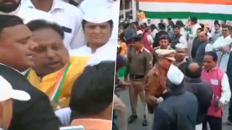 गणतंत्र दिवस पर झंडा फहराने से पहले दो दिग्गज कांग्रेसी नेताओं में हुई जमकर हाथापाई, देखें वीडियो