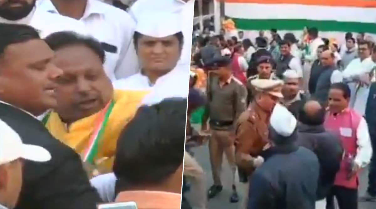 गणतंत्र दिवस पर झंडा फहराने से पहले दो दिग्गज कांग्रेसी नेताओं में हुई जमकर हाथापाई, देखें वीडियो गणतंत्र दिवस पर झंडा फहराने से पहले दो दिग्गज कांग्रेसी नेताओं में हुई जमकर हाथापाई, देखें वीडियो