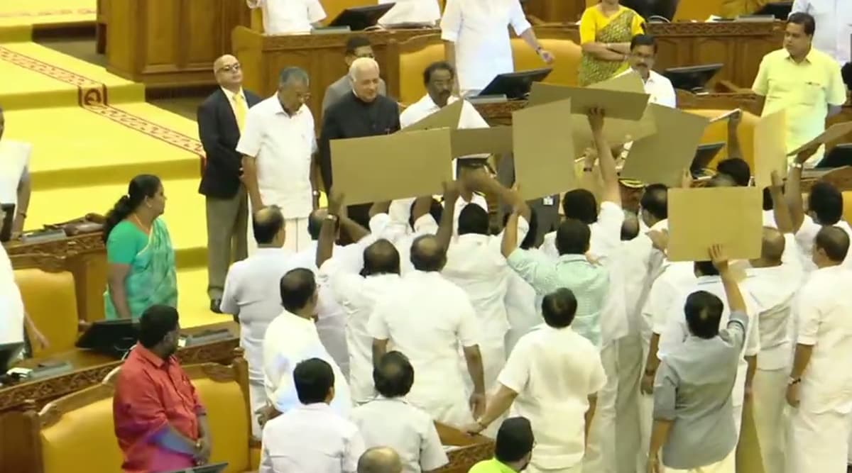 केरल विधानसभा में CAA को लेकर हंगामा, विधायकों ने गवर्नर का रास्ता रोक की नारेबाजी केरल विधानसभा में CAA को लेकर हंगामा, विधायकों ने गवर्नर का रास्ता रोक की नारेबाजी