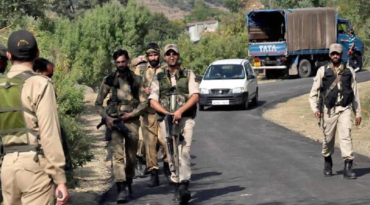 जम्मू-कश्मीर: कुलगाम में हिजबुल और लश्कर के दो आतंकियों के साथ सीनियर पुलिस अधिकारी गिरफ्तार, कार से आ रहे थे दिल्ली जम्मू-कश्मीर: कुलगाम में हिजबुल और लश्कर के दो आतंकियों के साथ सीनियर पुलिस अधिकारी गिरफ्तार, कार से आ रहे थे दिल्ली