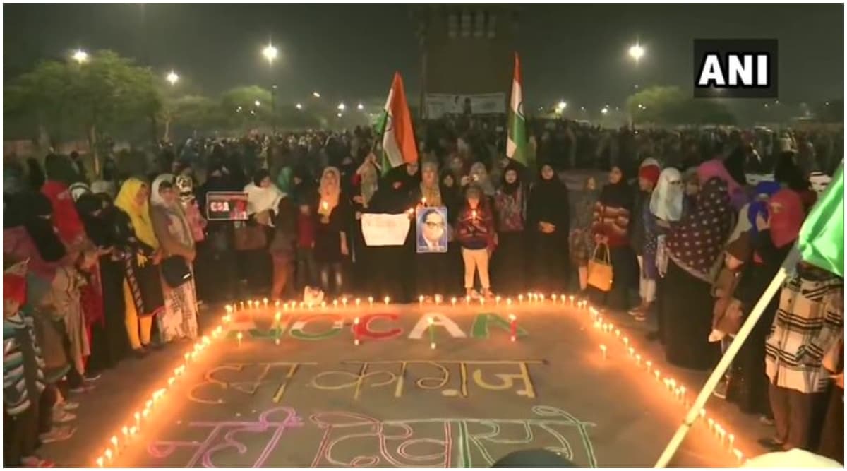 लखनऊ: घंटाघर में CAA-NRC के खिलाफ प्रदर्शन, 3 एफआईआर दर्ज लखनऊ: घंटाघर में CAA-NRC के खिलाफ प्रदर्शन, 3 एफआईआर दर्ज