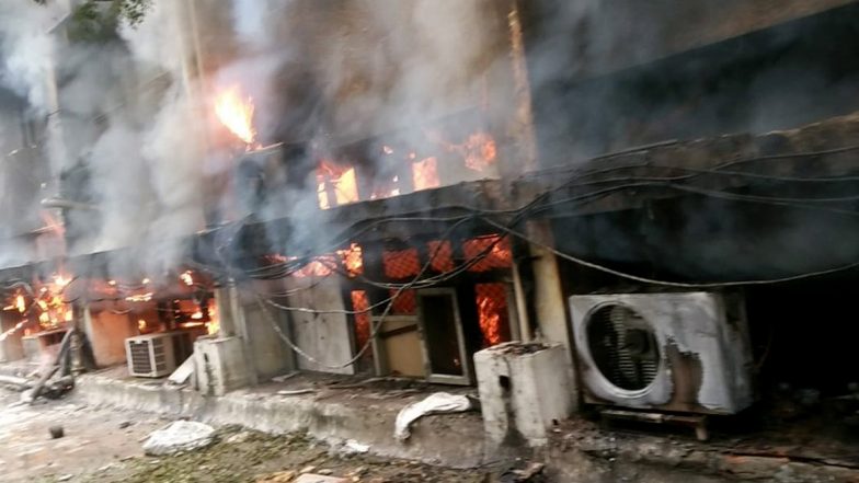 दिल्ली: सिविल लाइंस स्थित परिवहन विभाग के ऑफिस में लगी आग, दमकल की 8 गाड़ियां मौके पर
