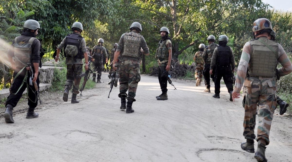 जम्मू-कश्मीरः अनंतनाग में आतंकियों और सेना के जवानों के बीच गोलीबारी, CRPF का एक जवान शहीद जम्मू-कश्मीरः अनंतनाग में आतंकियों और सेना के जवानों के बीच गोलीबारी, CRPF का एक जवान शहीद