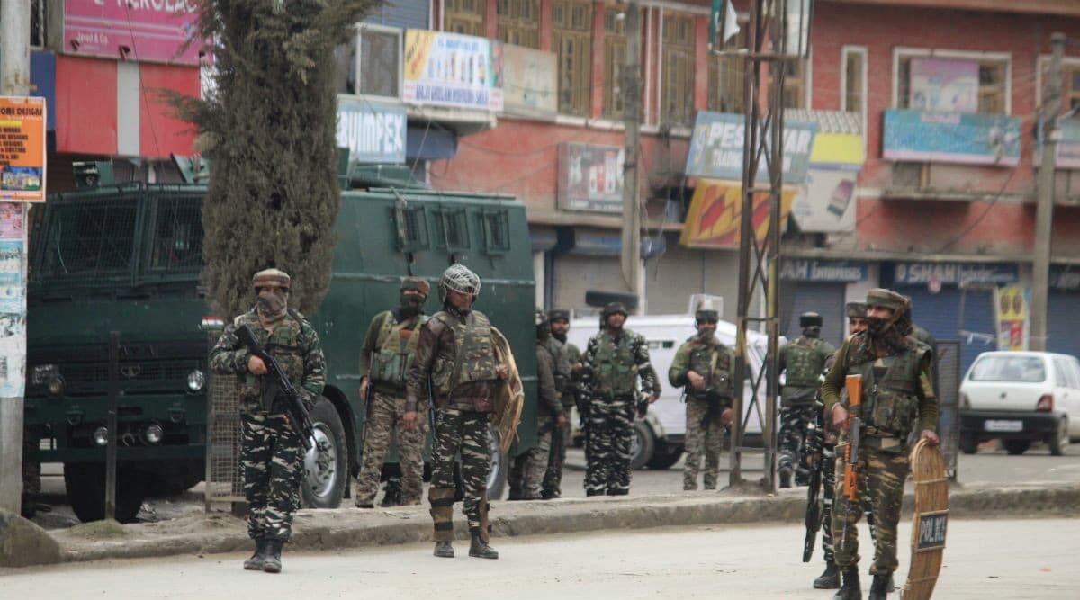 जम्मू-कश्मीरः श्रीनगर के कावडारा इलाके में ग्रेनेड हमला, CRPF बंकर को निशाना बनाने की आतंकियों की कोशिश नाकाम- सेना का तलाशी अभियान जारी जम्मू-कश्मीरः श्रीनगर के कावडारा इलाके में ग्रेनेड हमला, CRPF बंकर को निशाना बनाने की आतंकियों की कोशिश नाकाम- सेना का तलाशी अभियान जारी