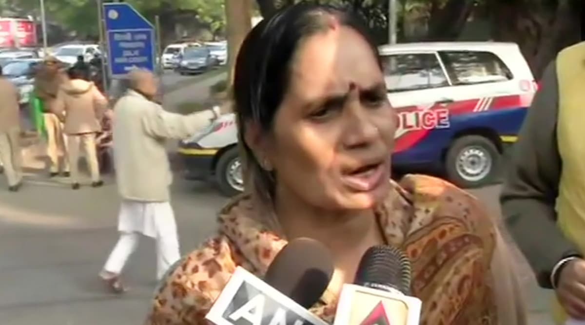 निर्भया केस: पीड़िता की मां आशा देवी ने कहा- मौजूदा कानून व्यवस्था दोषियों को सर्पोट कर रही है निर्भया केस: पीड़िता की मां आशा देवी ने कहा- मौजूदा कानून व्यवस्था दोषियों को सर्पोट कर रही है