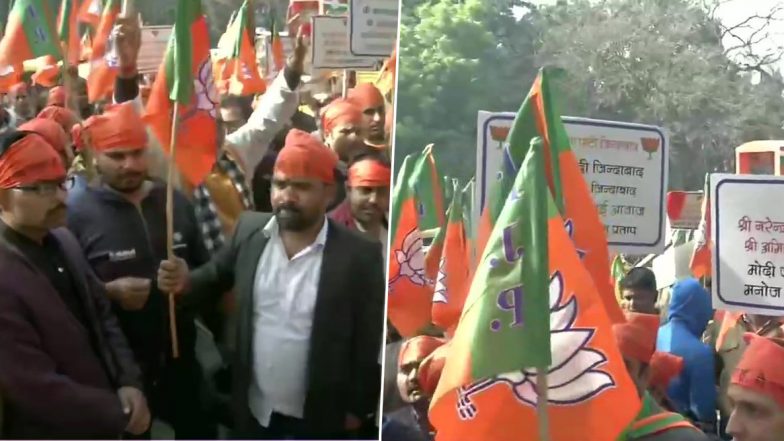 Delhi Assembly Election 2020: टिकट बंटवारे से नाराज कार्यकर्ता ने BJP दफ्तर के बाहर जमकर किया प्रदर्शन