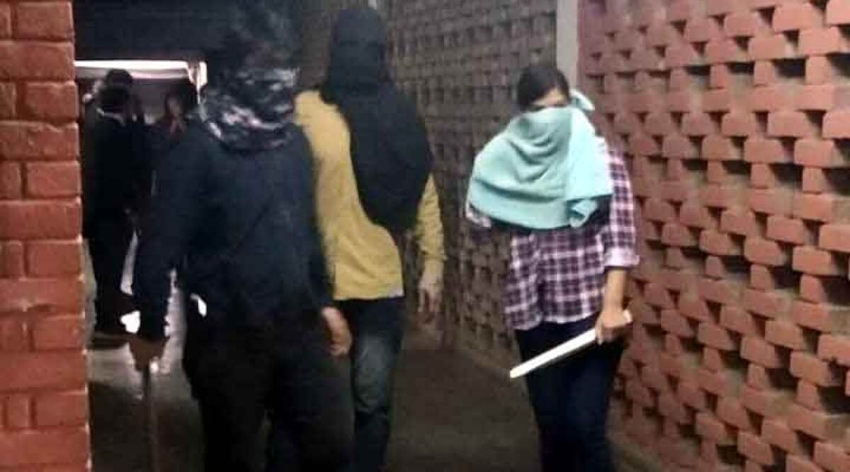 जेएनयू हिंसा: अमित शाह से बात करने के बाद दिल्ली पुलिस कमिश्नर ने दिए जांच के आदेश, भारी संख्या में पुलिस बल तैनात जेएनयू हिंसा: अमित शाह से बात करने के बाद दिल्ली पुलिस कमिश्नर ने दिए जांच के आदेश, भारी संख्या में पुलिस बल तैनात