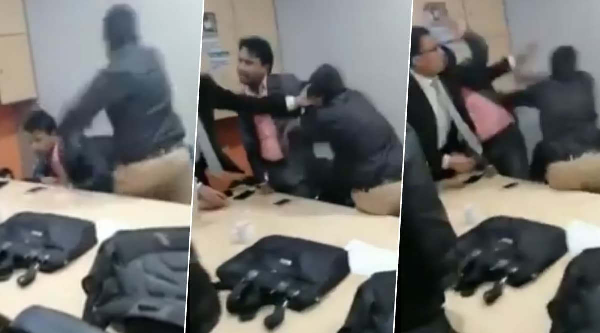 Justification Chahiye? सेल्स मीटिंग में जस्टिफिकेशन मांगने पर कर्मचारी ने बॉस को जमकर पीटा, वीडियो वायरल Justification Chahiye? सेल्स मीटिंग में जस्टिफिकेशन मांगने पर कर्मचारी ने बॉस को जमकर पीटा, वीडियो वायरल