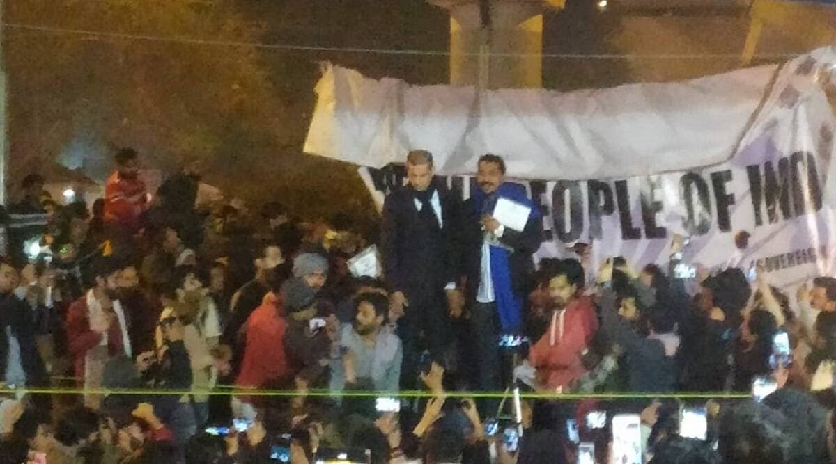 CAA Protest: शाहीन बाग के प्रदर्शनकारियों से मिलने पहुंचे भीम आर्मी चीफ चंद्रशेखर आजाद, कहा- ये संविधान बचाने की लड़ाई है CAA Protest: शाहीन बाग के प्रदर्शनकारियों से मिलने पहुंचे भीम आर्मी चीफ चंद्रशेखर आजाद, कहा- ये संविधान बचाने की लड़ाई है