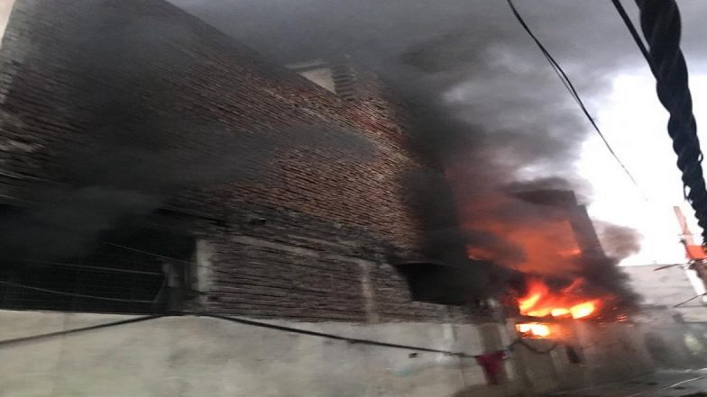 दिल्ली: मायापुरी फेज-2 के हरिनगर में स्थित एक जूते की फैक्ट्री में लगी भीषण आग, दमकल की 20 गाड़ियां मौके पर पहुंची 