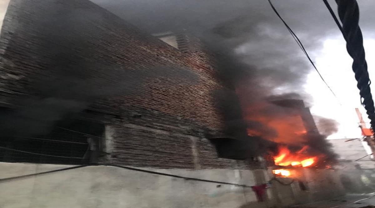 दिल्ली: मायापुरी फेज-2 के हरिनगर में स्थित एक जूते की फैक्ट्री में लगी भीषण आग, दमकल की 20 गाड़ियां मौके पर पहुंची दिल्ली: मायापुरी फेज-2 के हरिनगर में स्थित एक जूते की फैक्ट्री में लगी भीषण आग, दमकल की 20 गाड़ियां मौके पर पहुंची
