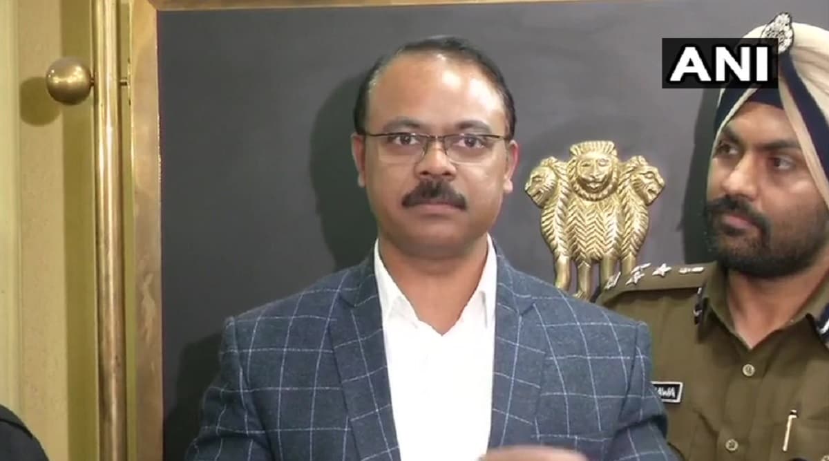 जेएनयू हिंसा: पुलिस ने 9 हमलावरों की तस्वीर जारी की, छात्रसंघ अध्यक्ष आइशी घोष को बताया संदिग्ध जेएनयू हिंसा: पुलिस ने 9 हमलावरों की तस्वीर जारी की, छात्रसंघ अध्यक्ष आइशी घोष को बताया संदिग्ध
