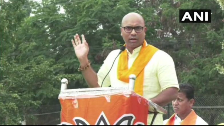 बीजेपी सांसद धर्मपुरी अरविंद की ओवैसी को चेतावनी, बोले- क्रेन से उल्टा लटका कर काट दूंगा आपकी दाढ़ी