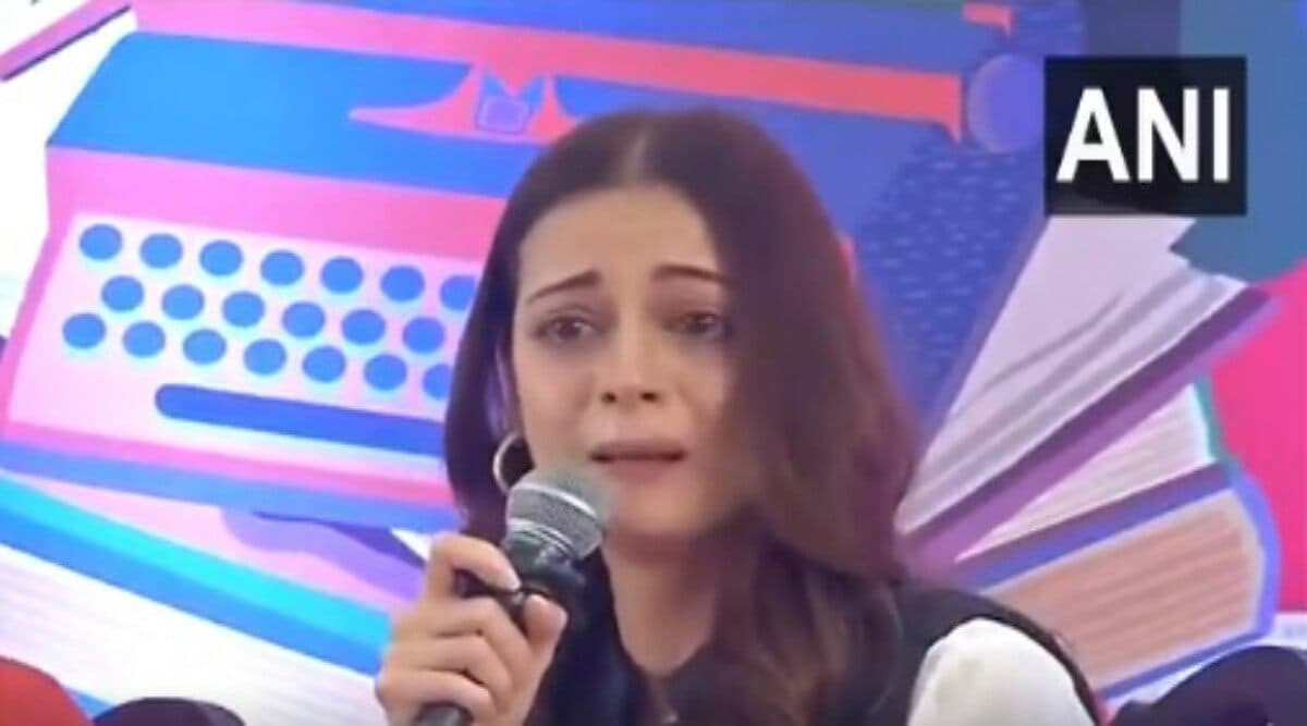 जयपुर लिटरेचर फेस्टिवल में पहुंची दिया मिर्जा हुई इमोशनल, फूट-फूटकर रोते हुए आई नजर (Video) जयपुर लिटरेचर फेस्टिवल में पहुंची दिया मिर्जा हुई इमोशनल, फूट-फूटकर रोते हुए आई नजर (Video)