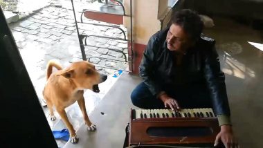 एक शख्स के साथ कुत्ते ने गाया रानू मंडल का 'तेरी मेरी कहानी' गाना, वीडियो हुआ वायरल, आप भी देखें