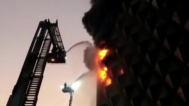 गुजरात: सूरत के रघुवीर मार्केट में लगी भीषण आग, घटनास्थल पर पहुंची फायर ब्रिगेड की 40 गाड़ियां