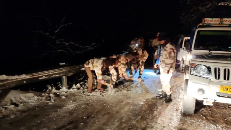 उत्तराखंड: भारी बर्फबारी के बीच फंसे 400 से ज्यादा लोगों को ITBP के जवानों ने किया रेस्क्यू, सुखोई-मसूरी मार्ग से बर्फ हटाने का काम जारी