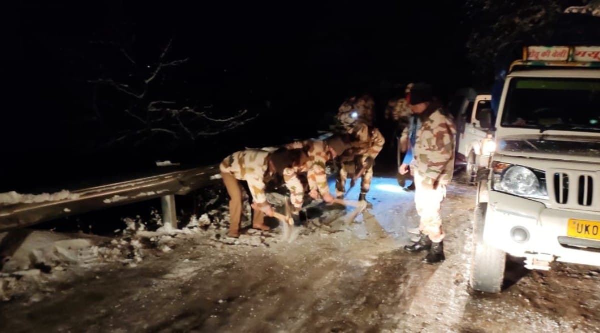 उत्तराखंड: भारी बर्फबारी के बीच फंसे 400 से ज्यादा लोगों को ITBP के जवानों ने किया रेस्क्यू, सुखोई-मसूरी मार्ग से बर्फ हटाने का काम जारी उत्तराखंड: भारी बर्फबारी के बीच फंसे 400 से ज्यादा लोगों को ITBP के जवानों ने किया रेस्क्यू, सुखोई-मसूरी मार्ग से बर्फ हटाने का काम जारी