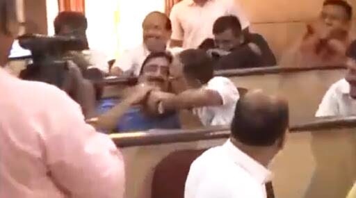 कोल्हापुर: महानगरपालिका के सभागृह में BJP के कमलाकार भोपले ने कांग्रेस नगरसेवक शारंगधर देशमुख को किया Kiss, Video हुआ Viral