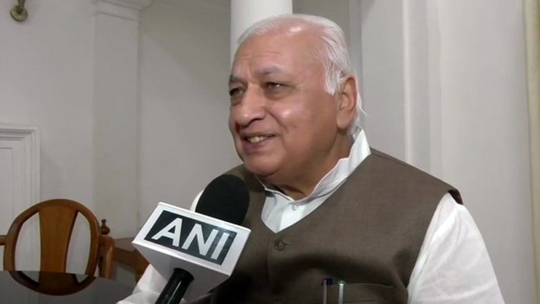 केरल के राज्यपाल आरिफ मोहम्मद खान ने सबरीमाला मंदिर में की प्रार्थना